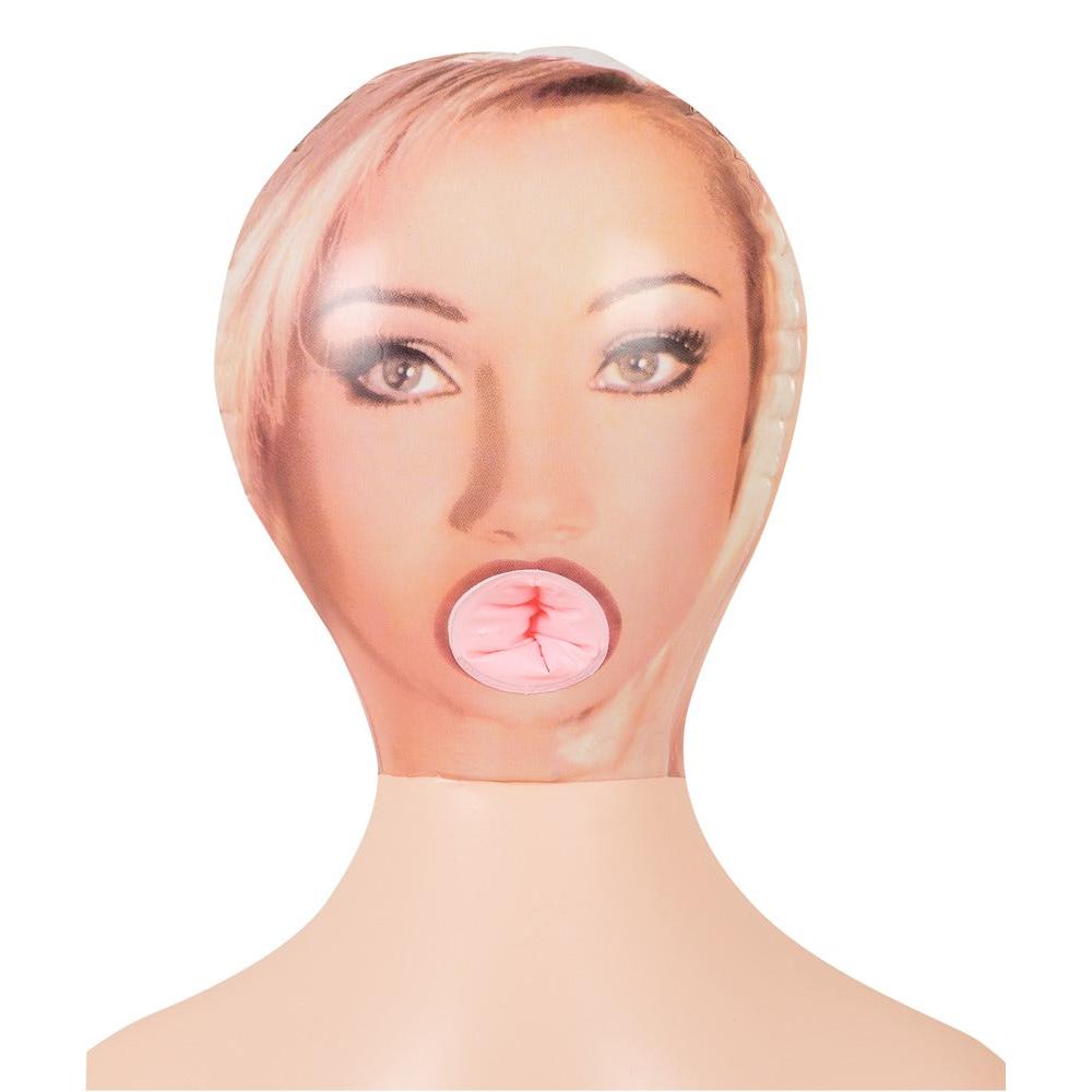 Amy-Rose oppblåsbar dukke med fotorealistisk ansikt, blondt hår og åpen munn.