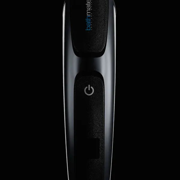 Bathmate Trim 2.0 kroppstrimmer i sort design med rustfrie blader og opplyst av/på-knapp mot sort bakgrunn.