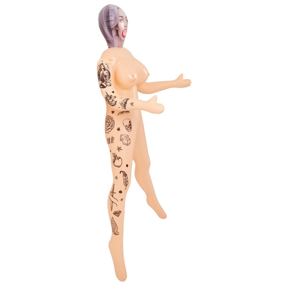 Oppblåsbar Tattooed Love Doll i PVC, 152 cm høy, med tatoveringer og påtrykt ansikt.