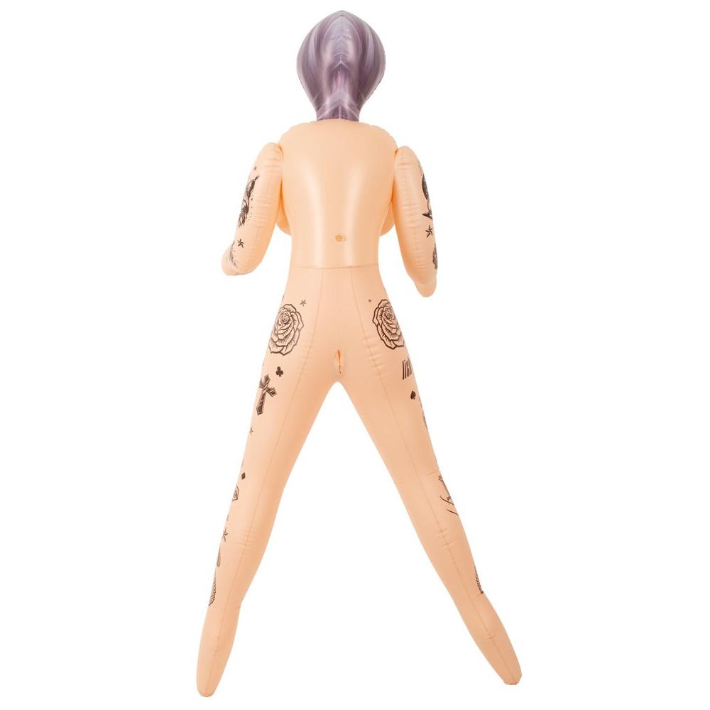Oppblåsbar sexdukke i PVC med hudfarge, lilla hår og tatoveringsmotiver på armer og ben.