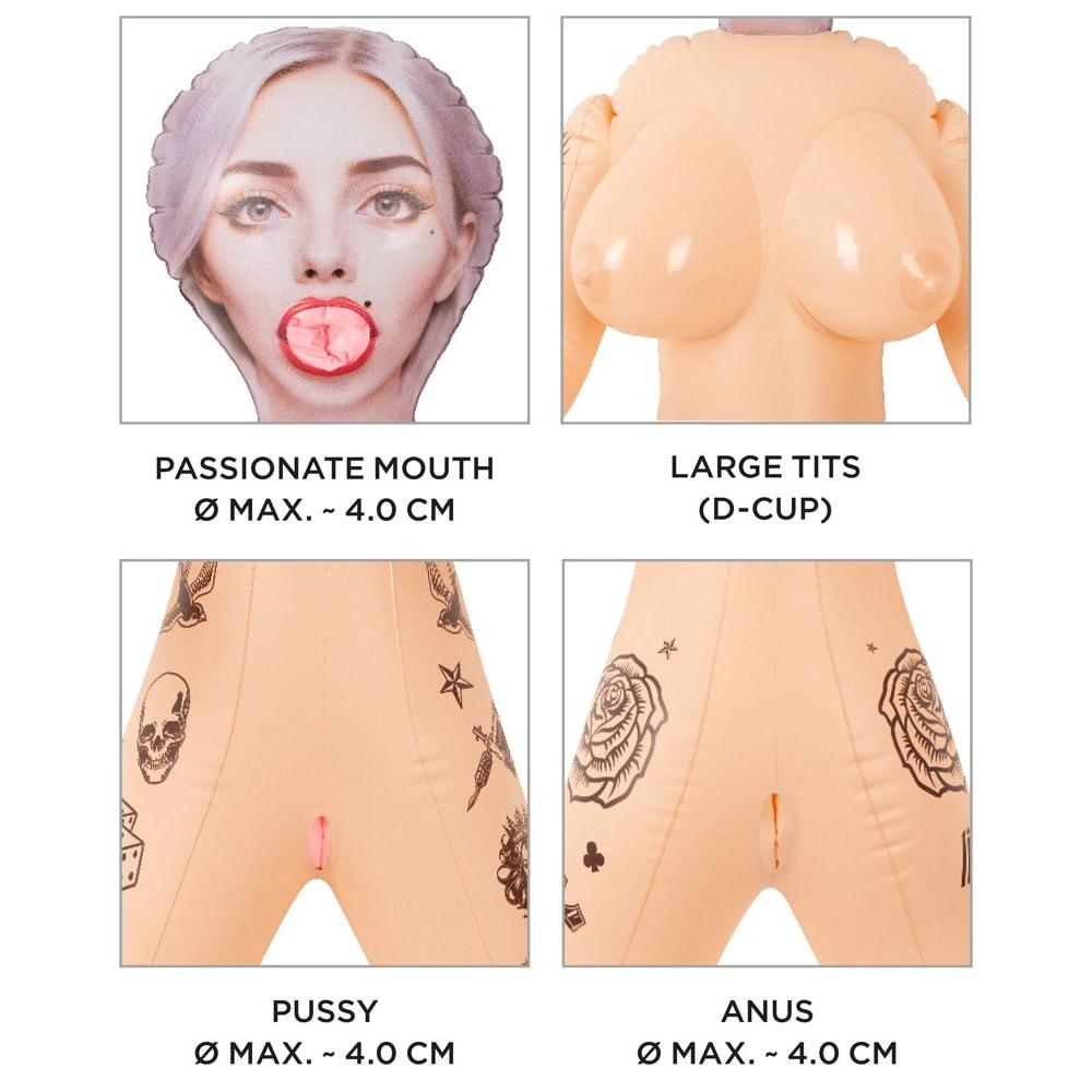 Oppblåsbar sexdukke med tatoveringer, detaljert ansikt, fyldige bryster, og tre åpninger.