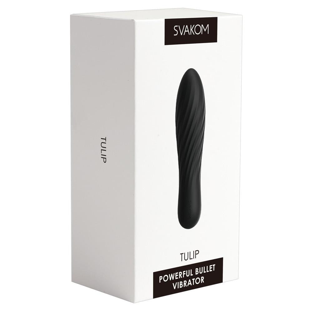 Hvit eske med svart Svakom Tulip bullet vibrator, kompakt og kurvet med riller.