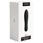 Hvit eske med svart Svakom Tulip bullet vibrator, kompakt og kurvet med riller.