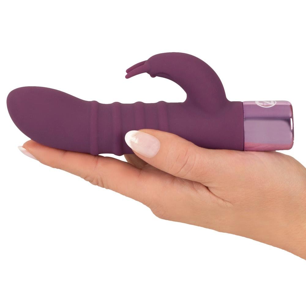 Lilla silikon Rabbit Vibe vibrator holdt i en hånd, med fleksible ører og ergonomisk design.