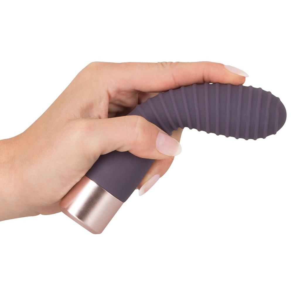 En hånd holder en lilla, fleksibel silikonvibrator med rillet tupp og rosegullbase.