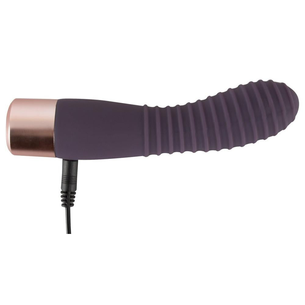 Lilla silikonvibrator med rillet tekstur og rosegull base, koblet til ladekabel.
