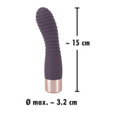 Lilla silikonvibrator med rillet overflate, buet tupp og rosegull base. Måler 15 cm lang, 3.2 cm diameter.