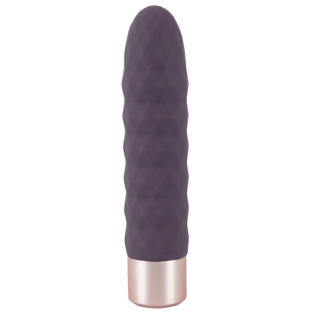 Elegant lilla klitorisvibrator med bølgeformet silikonoverflate og gullfarget metallbase.
