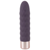 Elegant lilla klitorisvibrator med bølgeformet silikonoverflate og gullfarget metallbase.
