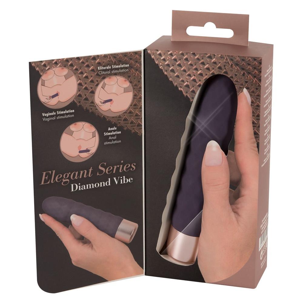 Elegant lilla Diamond Vibe klitorisvibrator med bølgeformet overflate og sølvfarget base, vist i åpen emballasje.