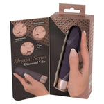 Elegant lilla Diamond Vibe klitorisvibrator med bølgeformet overflate og sølvfarget base, vist i åpen emballasje.