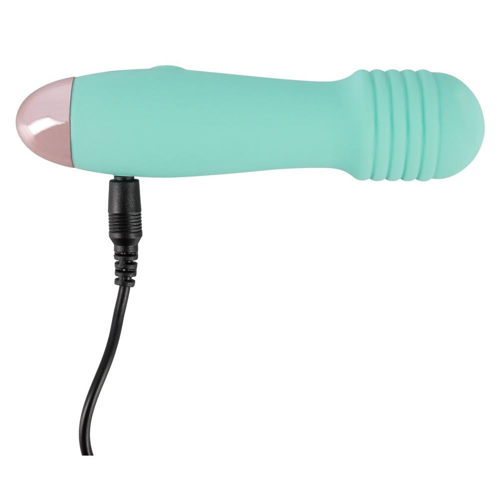 Turkis minivibrator med rosa tupp og ribbet grep, koblet til en svart ladekabel.