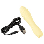 Gul silikon klitorisvibrator med strukturert spiss og svart USB-ladekabel.