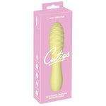Gul Cuties mini klitorisvibrator i silikon med strukturert tupp, vist i rosa emballasje.