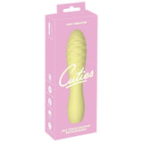 Gul Cuties mini klitorisvibrator i silikon med strukturert tupp, vist i rosa emballasje.