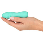 Turkis silikon minivibrator med rillet overflate, holdt i en hånd.