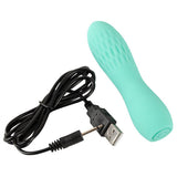 Turkis silikon minivibrator med rillet tupp og svart USB-ladekabel.