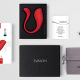 Rød, S-formet SVAKOM Phoenix Neo 2 parvibrator, eske, ladekabel, manual og oppbevaringspose.