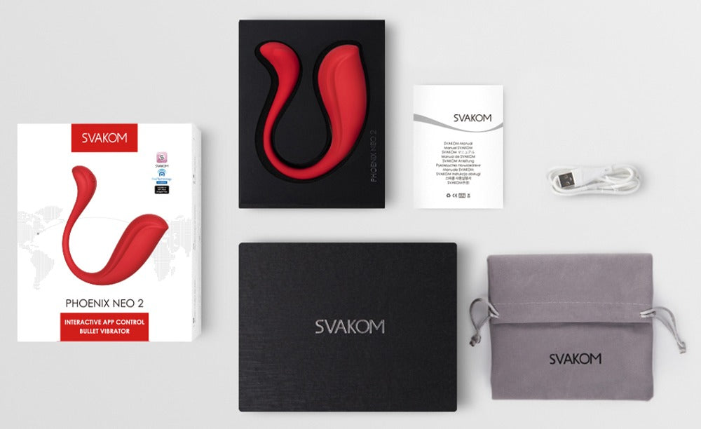Rød, S-formet SVAKOM Phoenix Neo 2 parvibrator, eske, ladekabel, manual og oppbevaringspose.