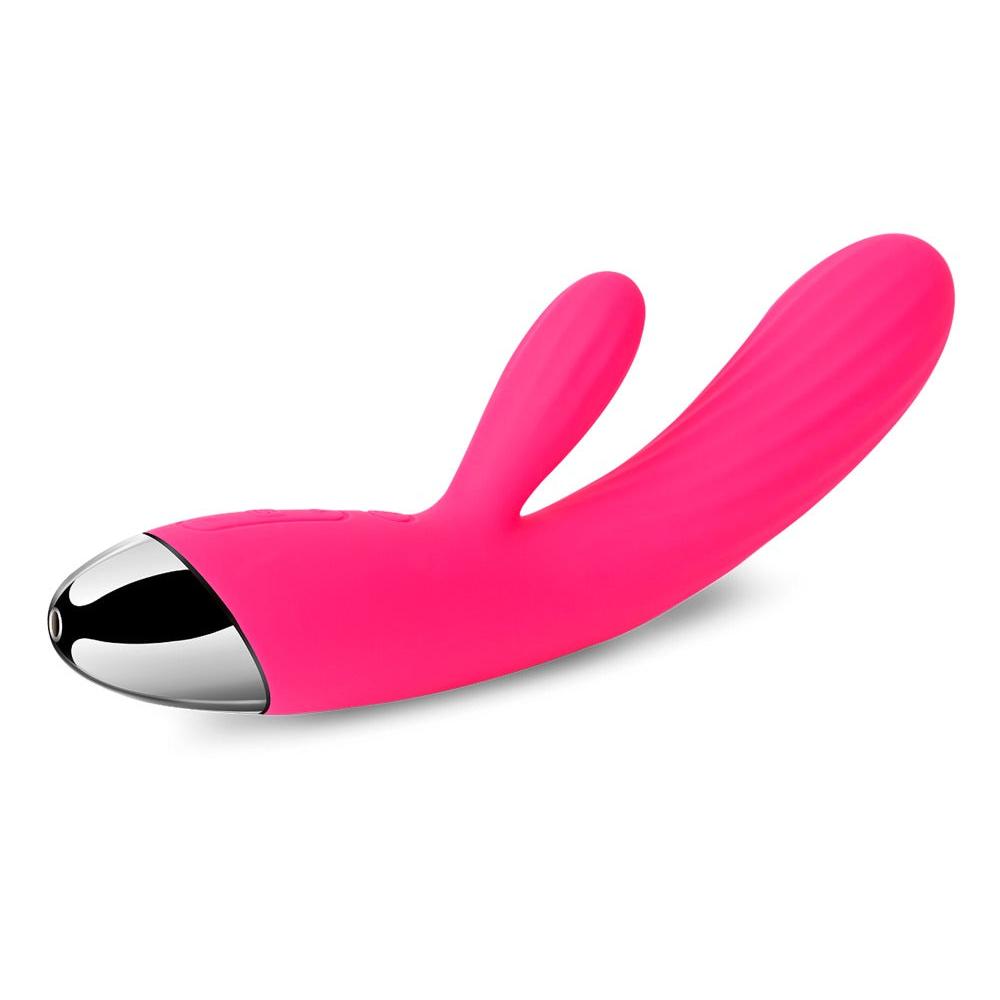 Rosa silikon rabbitvibrator med riller, to stimulatorer og metalltupp.