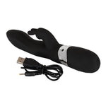 Svart silikon rabbitvibrator med buet kropp, fleksible ører, sølvdetaljer og USB-ladekabel.
