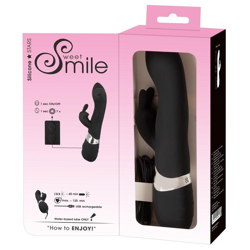 Svart silikon rabbitvibrator med fleksible ører og sølvdetaljer, vist i rosa og hvit emballasje.