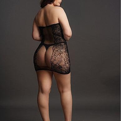 Plus size kvinne i svart stroppeløs minikjole med gjennomsiktig netting og elegant blondemønster.