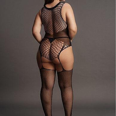 Plus size sort teddy med fishnet og fencenet, påmonterte strømper, sett bakfra.