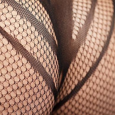 Nettmønstret sort plus size bodystocking med korsettdesign og åpen rygg, fremhever kurver.