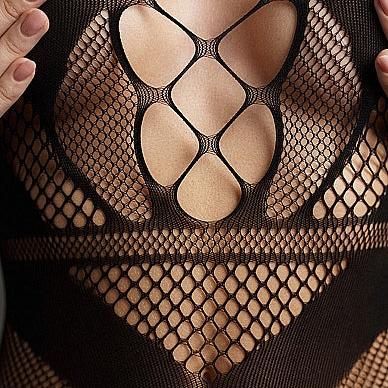 Svart netting bodystocking med korsettdesign og åpen rygg, fremhever bysten med store og små masker.