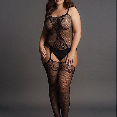 Plus size kvinne i Le Désir svart fishnet og blonde teddy med strømper.