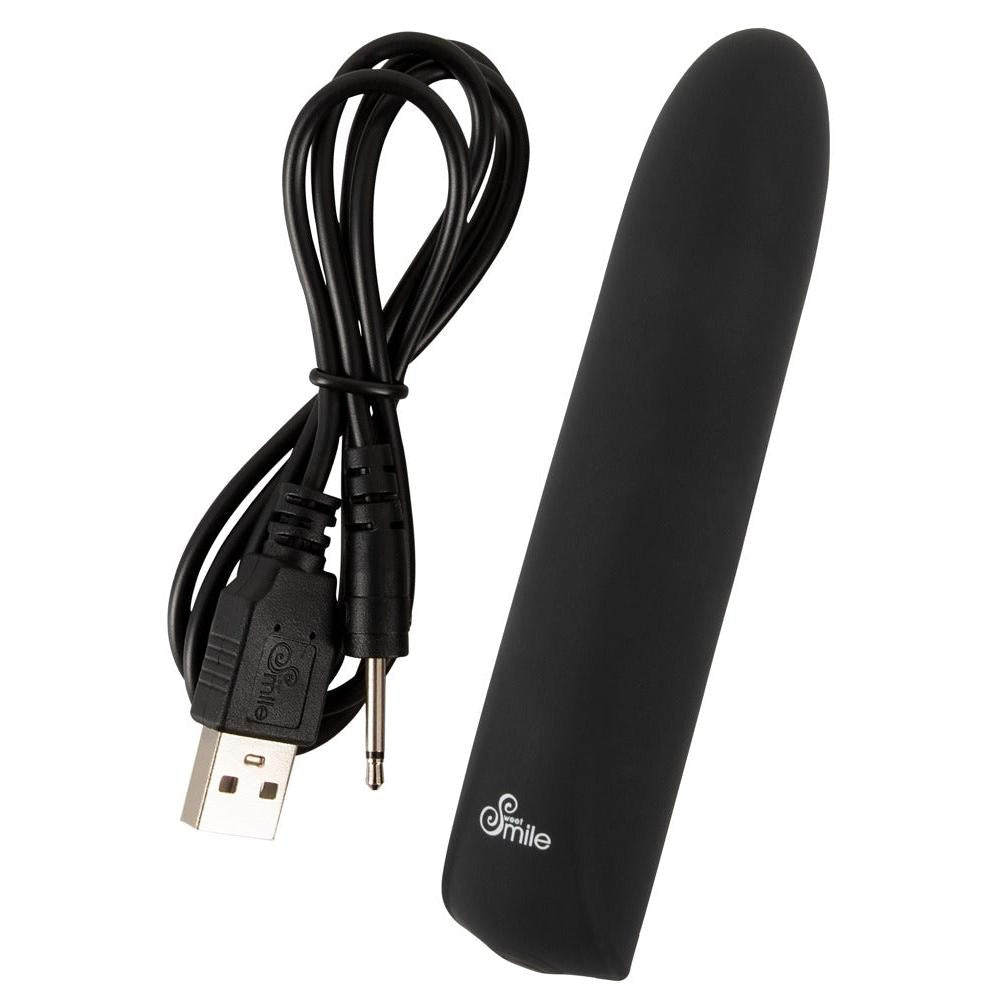 Svart, myk Sweet Smile klitorisvibrator med USB-ladekabel. Kompakt og diskret design.