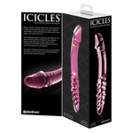 Rosa glassdildo med spiralstruktur og markert penishode, vist i og utenfor emballasjen.