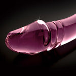 Glatt, rosa glassdildo med markert penishode og rillet, bølgende mønster.