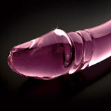 Glatt, rosa glassdildo med markert penishode og rillet, bølgende mønster.