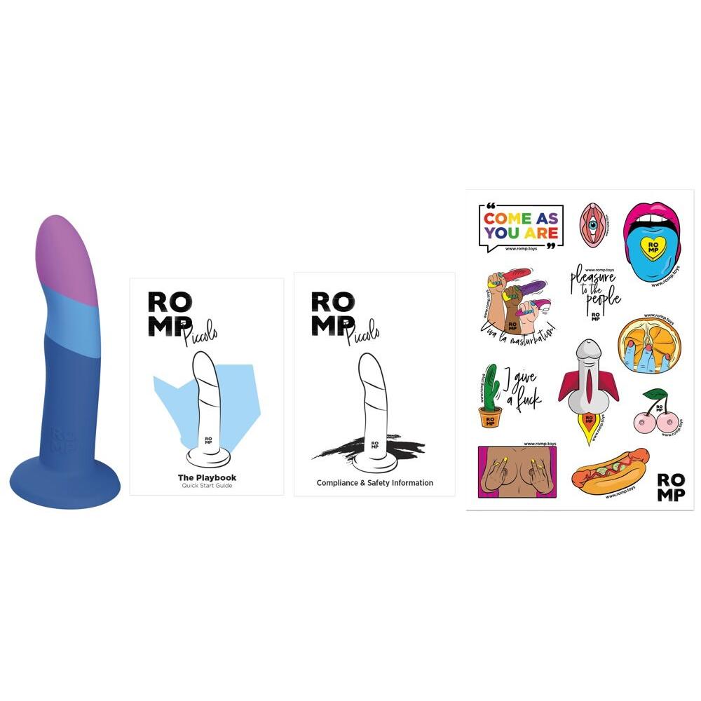 Blå og lilla Piccolo dildo i silikon med sugefot, ved siden av ROMP-hefter og klistremerker.