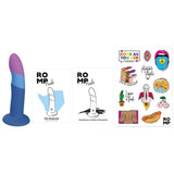 Blå og lilla Piccolo dildo i silikon med sugefot, ved siden av ROMP-hefter og klistremerker.