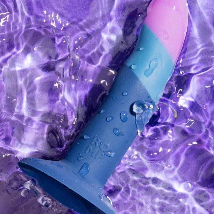 Blå og lilla Piccolo dildo fra ROMP i silikon, med sugefot og buet design, i vann.