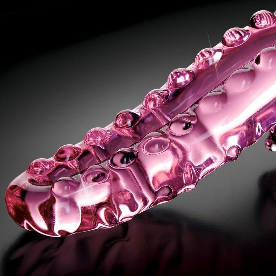 Rosa glassdildo, Icicles No. 24, med nupper og stimulerende riller på en mørk bakgrunn.