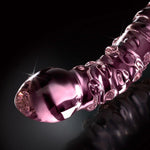Rosa glassdildo med kuleformet hode og rillet spiraltekstur for temperaturlek.