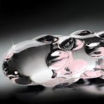 Klar glassdildo med boblete tekstur og glansfull overflate.