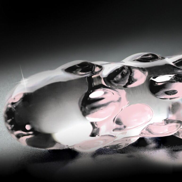 Klar glassdildo med boblete tekstur og glansfull overflate.