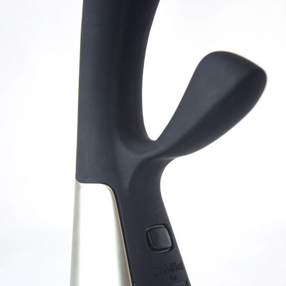 Kiiroo Fuse interaktiv vibrator i svart silikon og sølvmetall, med ergonomisk design og kontrollknapp.