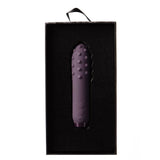 Je Joue Duet bullet vibrator i lilla medisinsk silikon, med teksturert og glatt overflate, i svart eske.