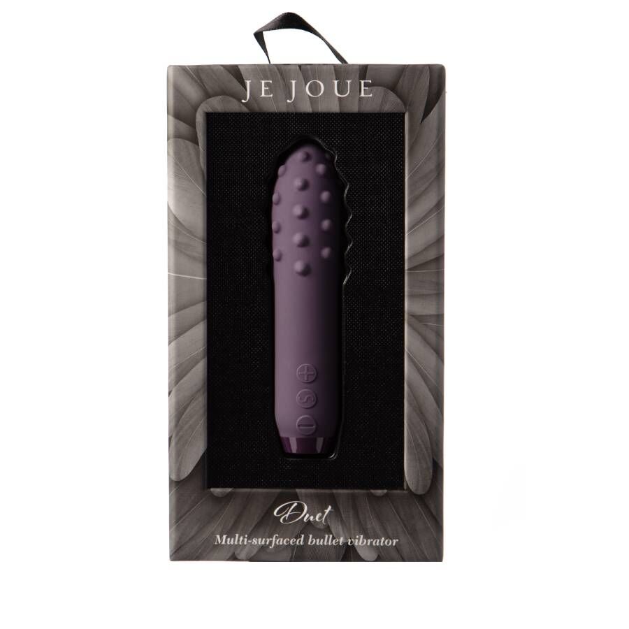 Je Joue Duet lilla multi-overflate bullet vibrator i åpen eske med teksturert og glatt silikon.