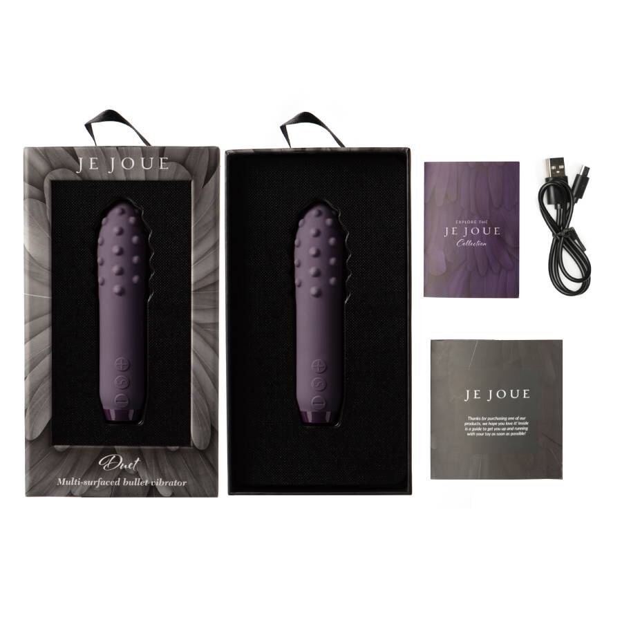 Je Joue Duet bullet vibrator i lilla medisinsk silikon, med teksturert spiss, i åpen og lukket emballasje.