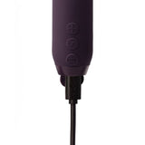 Nærbilde av en lilla Je Joue Duet bullet vibrator i medisinsk silikon, med USB-ladekabel tilkoblet.