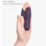 Mørk lilla silikon bullet vibrator med fingerfeste, holdt i en hånd.