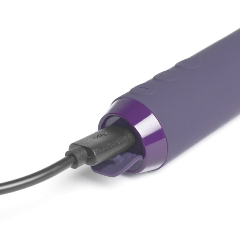 Nærbilde av en lilla Je Joue Klassisk Bullet Vibrator med en svart USB-ladekabel tilkoblet.