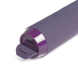 Nærbilde av en lilla Je Joue Klassisk Bullet Vibrator med åpen ladeport og kontrollknapper.